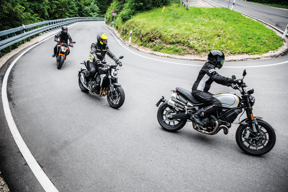 3 motards conduisent